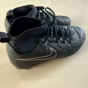 Nike Kids' Youth Phantom Luna 2 Club FG/MG Soccer Cleats size  3Y